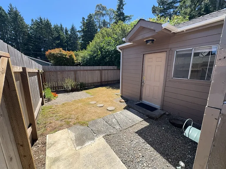 360 1/2 Pleasant Ave — Photo 2