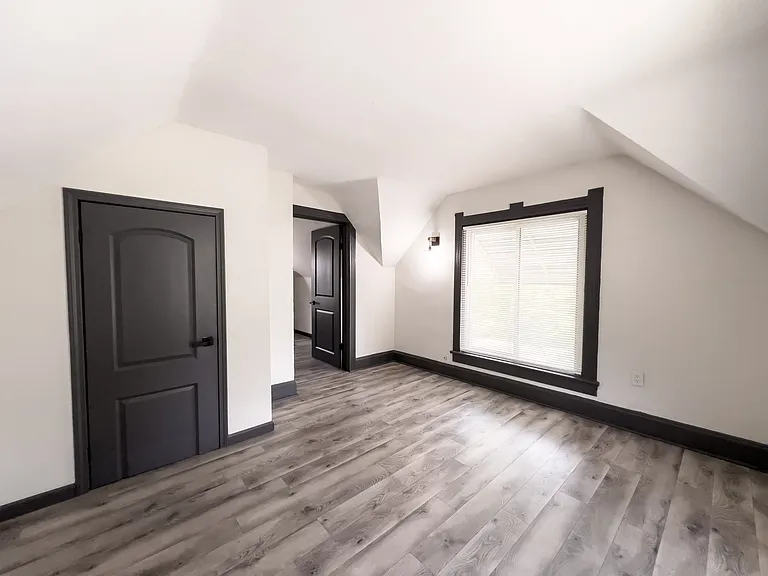 1424 E Broadway St — Photo 17