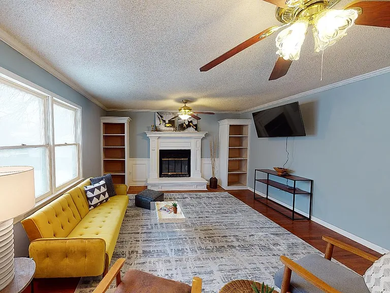 427 N Blake St — Photo 1