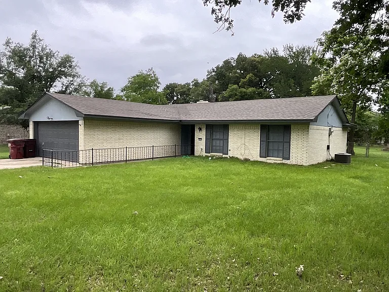900 W State Highway 243 — Photo 5