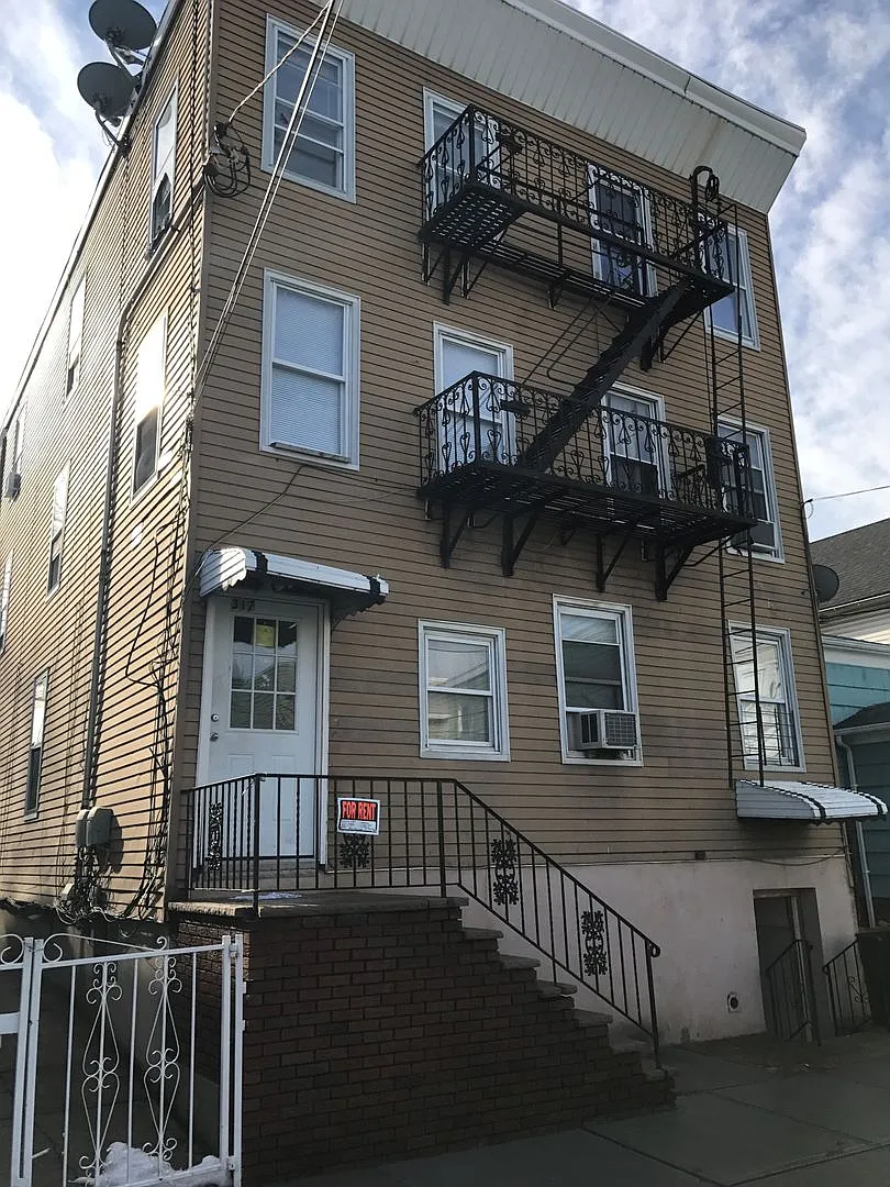 317 Warren St — Photo 1