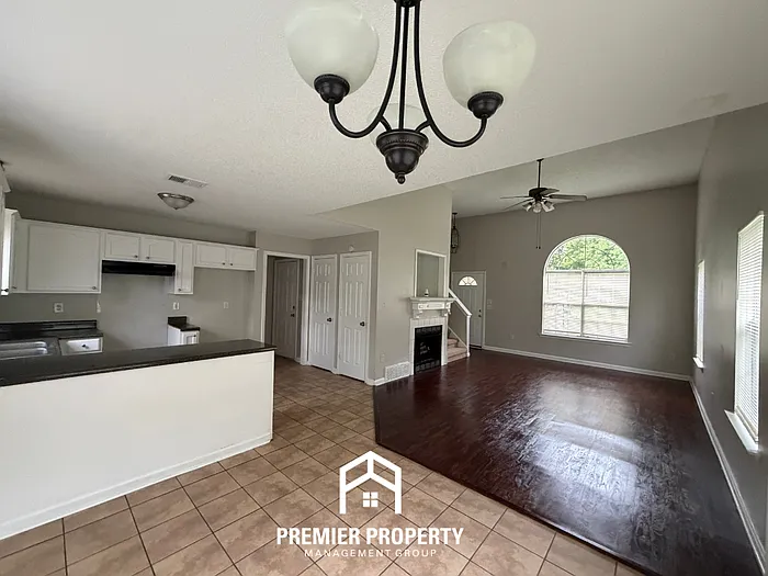 7823 Wolf Hollow Dr — Photo 4