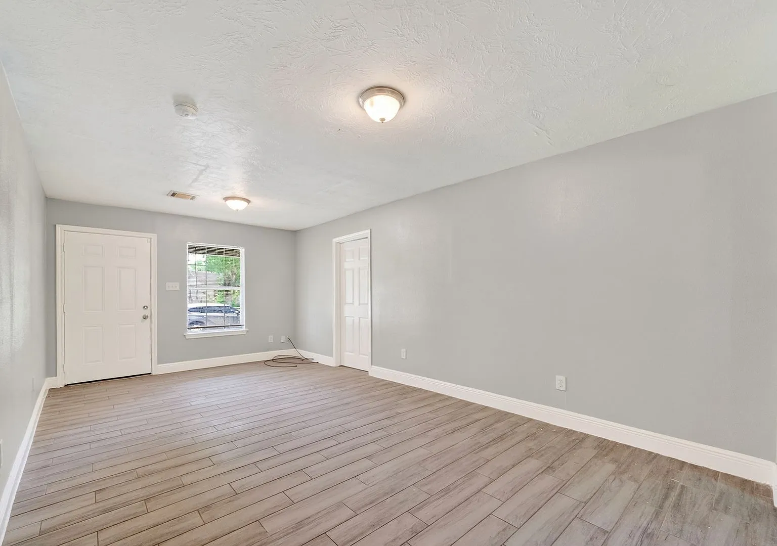 Spacious 4BR/2BA Home in Houston 77051 Prime Location Near Major Highways & Downtown Access — Photo 4
