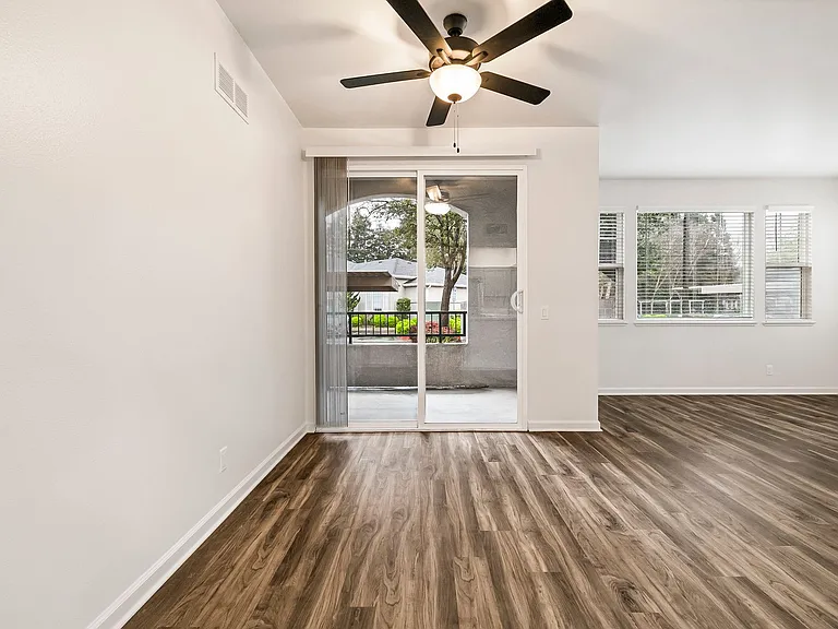 Sterling Oaks Luxury Apartments — Photo 68