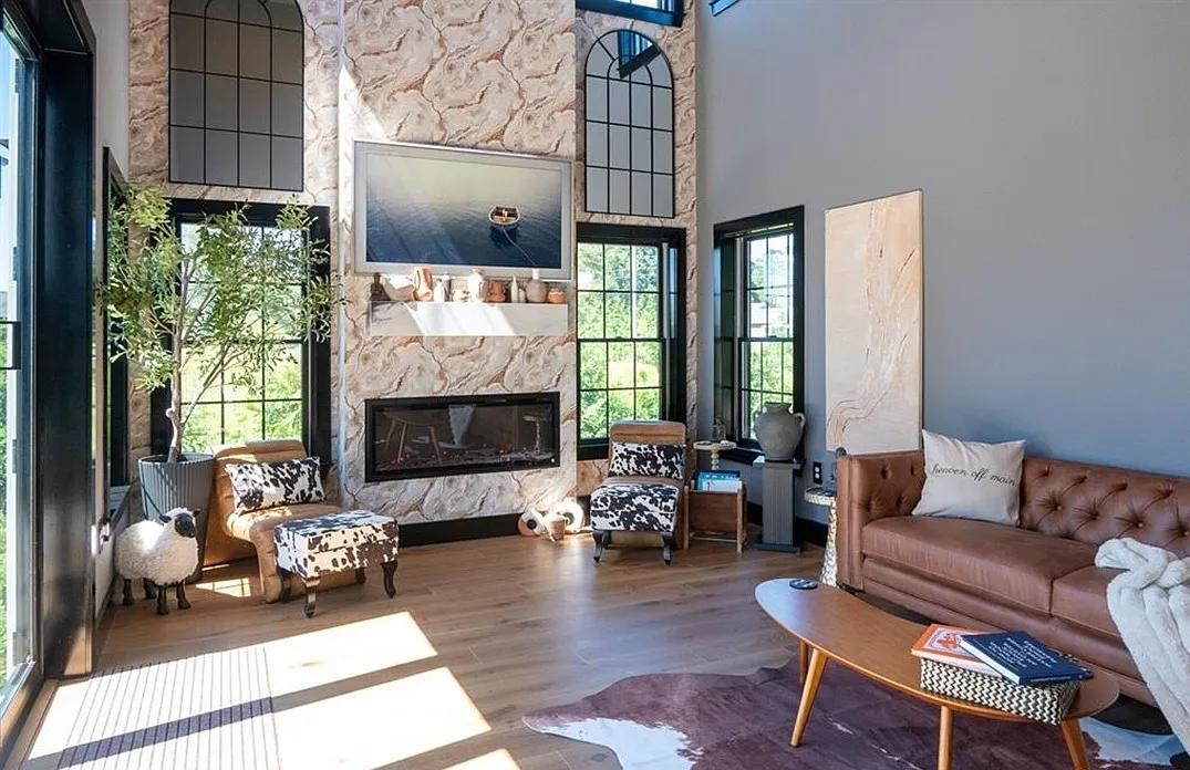 August Rental with Pool! — Photo 3