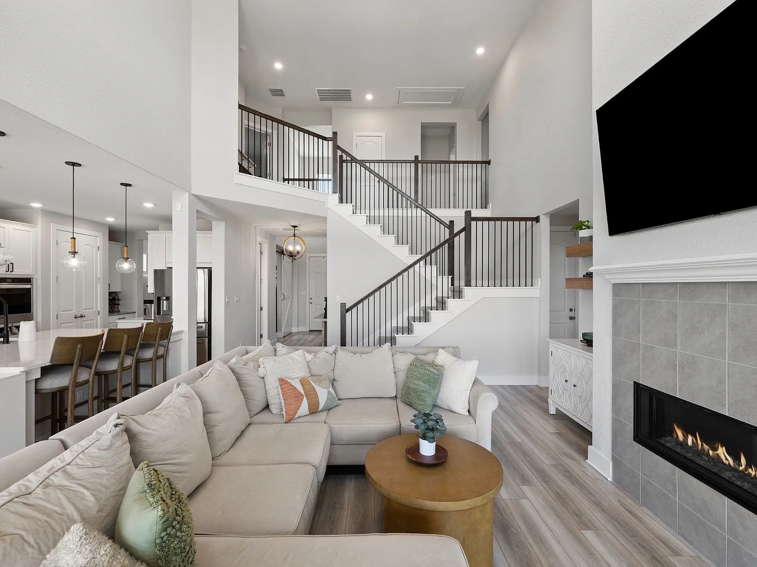 4 bed, 3443 sqft, $4,990 — Photo 3