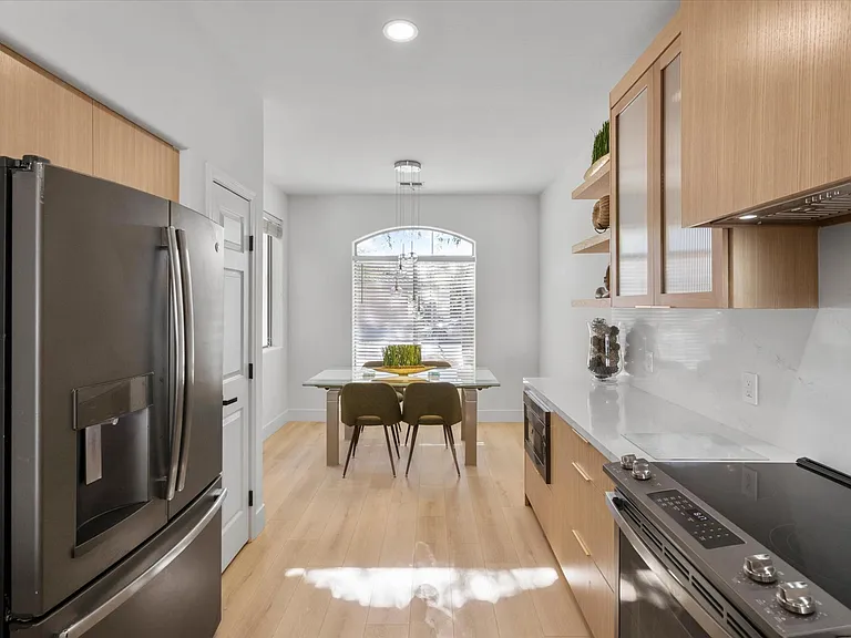 1084 E Susan Ln — Photo 10
