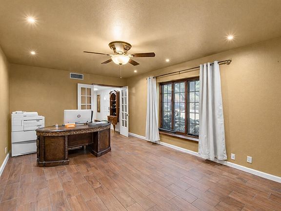 3rd image of 509 Surrey Rd