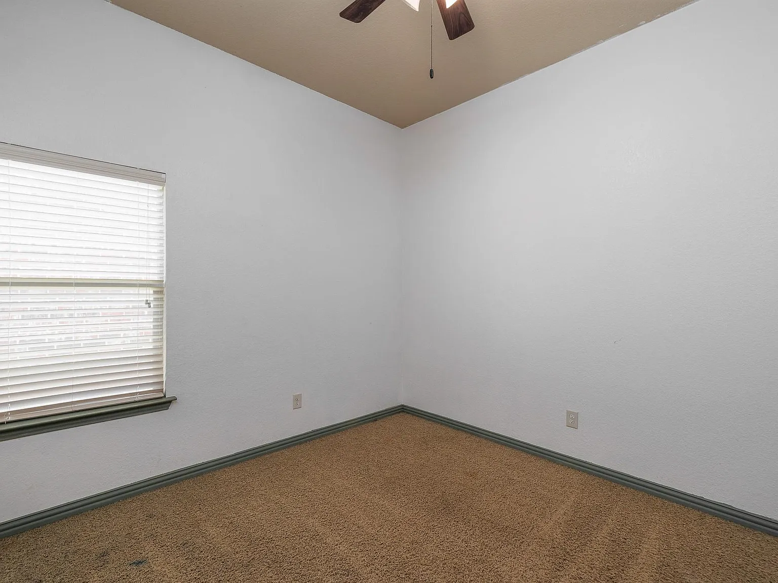3 Bed 2 Bath 2 car garage — Photo 4