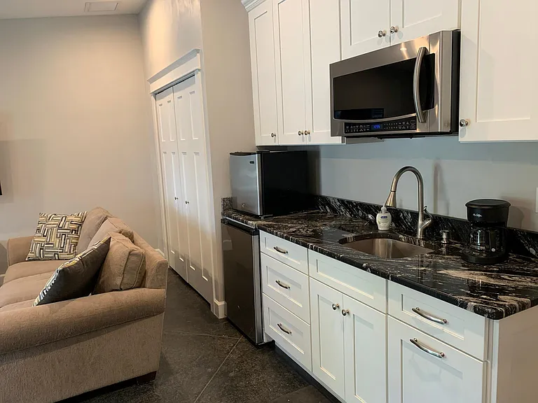 3403 Saxon Dr — Photo 5