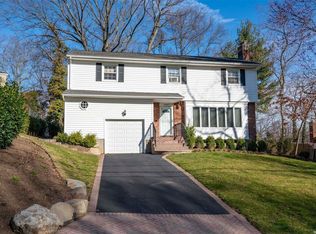 8 Spruce Ct, Huntington, NY 11743
