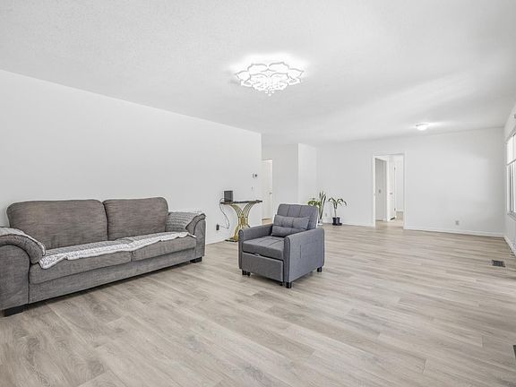 3rd image of 164 Carlsbad Cir