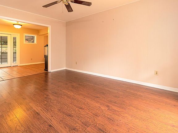 3rd image of 867 Willow Ave