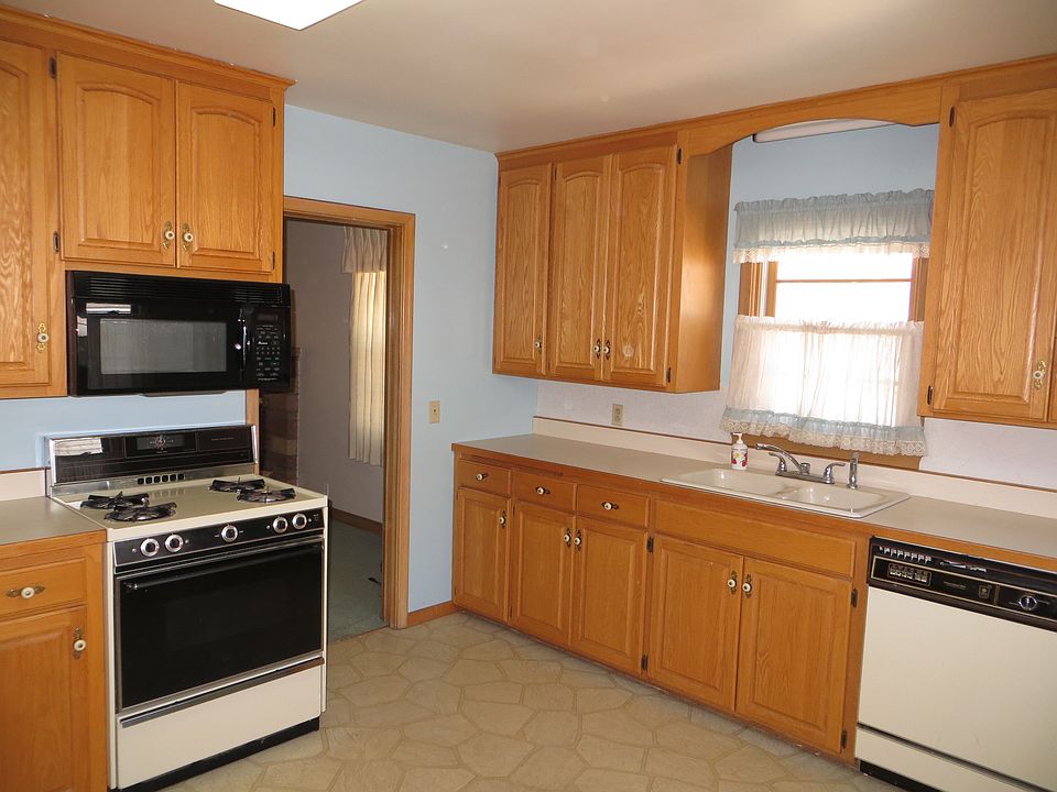 Kitchen with dishwasher