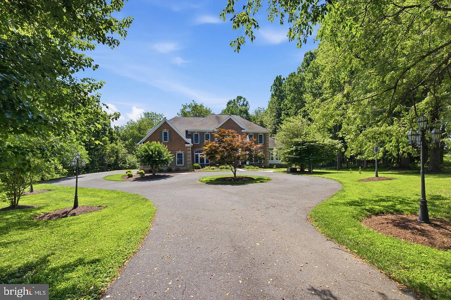 5 bed, 5.5 bath, 8939 sqft, $8,900 — Photo 2