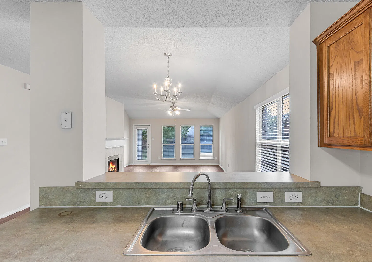 3 bed, 2.0 bath, 1811 sqft, $2,100 — Photo 4