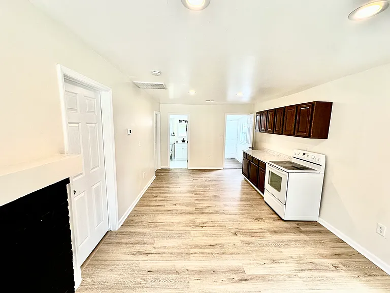 2228 Tate St — Photo 6