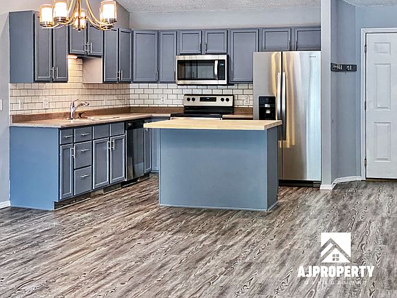 3rd image of 1504 S Campbell Trl