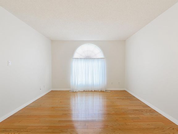 4th image of 997 Youville Dr W