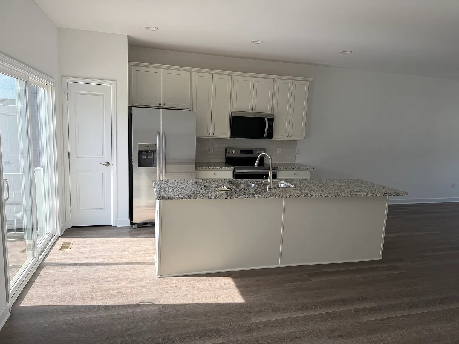 4 bed, 2100 sqft, $2,700 — Photo 4