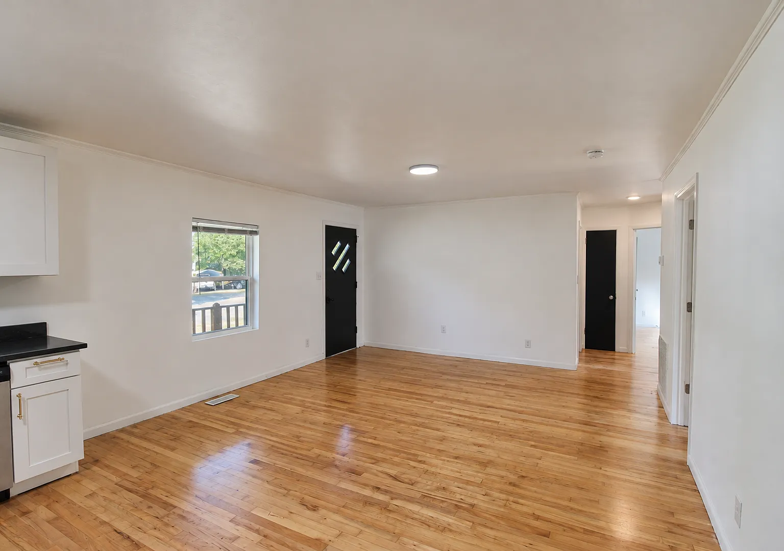 Single-Level 3 Bedroom Home with Hardwood Floors, Stainless Appliances, and Backyard in Crossville — Photo 4
