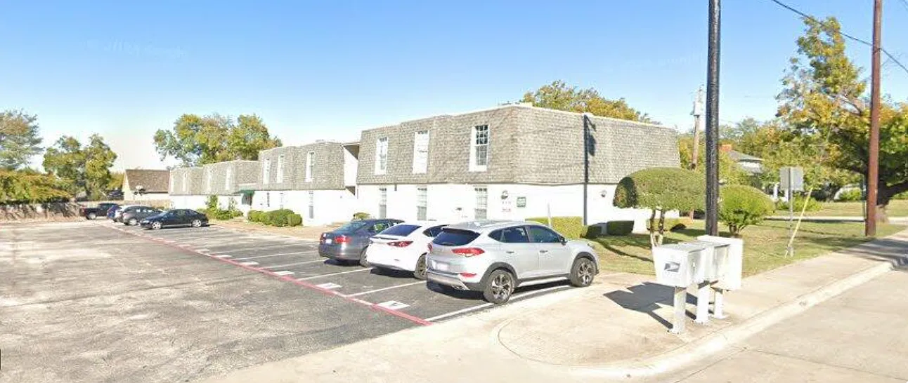 Dalipark Condominiums — Photo 1