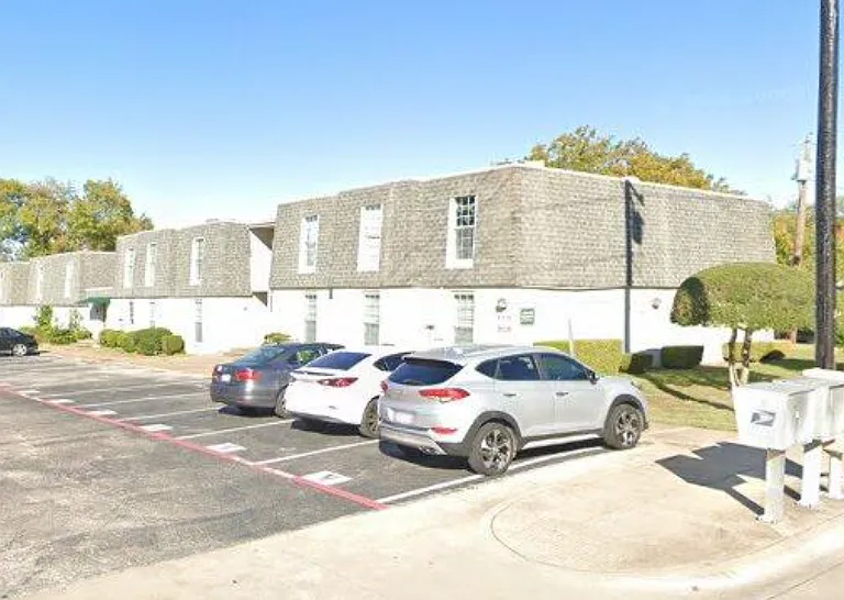 Dalipark Condominiums — Photo 1