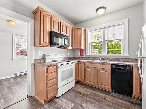 5th image of 121 Sharpless St
