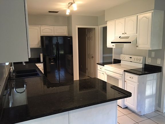 5th image of 1136 Troon Dr W