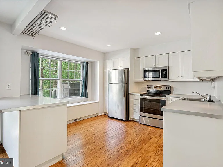 9909 Hemlock Woods Ln — Photo 1