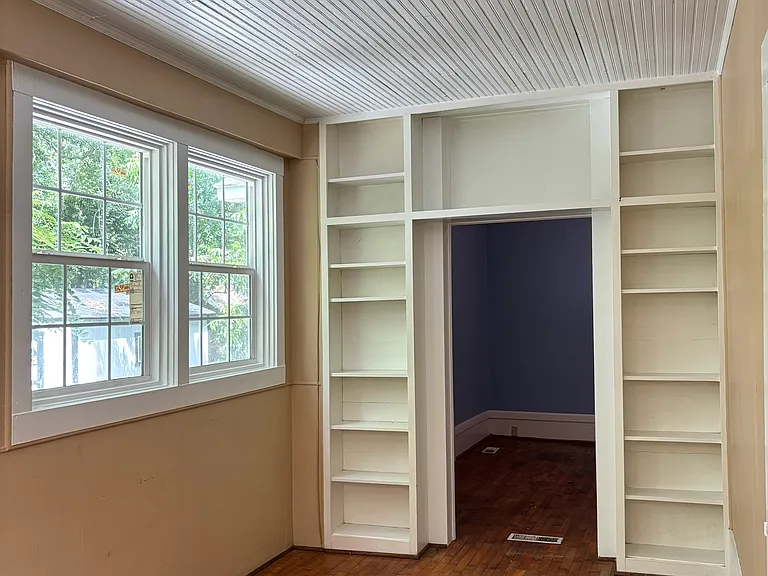 305 Kingston Ave NE — Photo 3