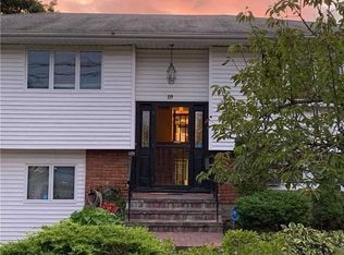 119 Iceland Dr, Huntington Station, NY