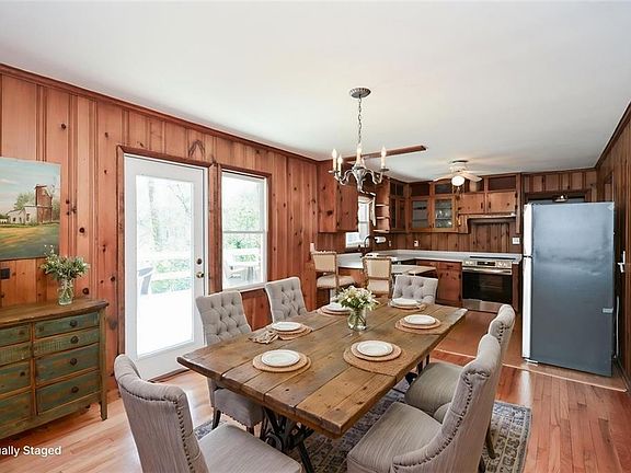 3rd image of 18 Old Farm Rd