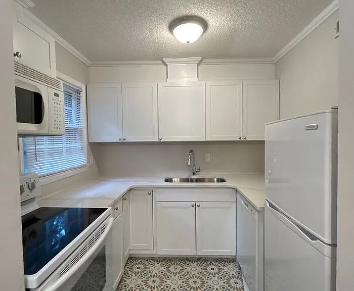926 Hollywood St — Photo 4