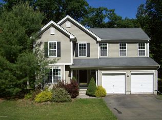 240 Kensington Dr, Bushkill, PA