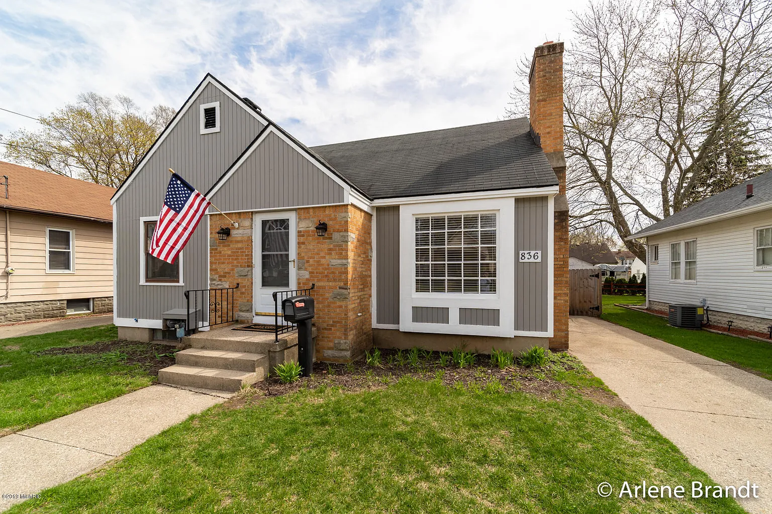 836 Hazen St SE photo 1