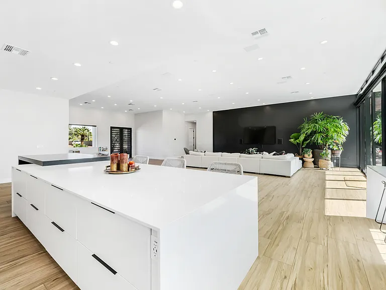 7417 E Paradise Dr — Photo 15