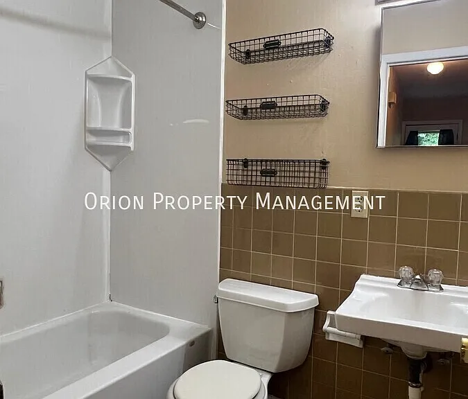 1021 W Cascade Ave — Photo 3