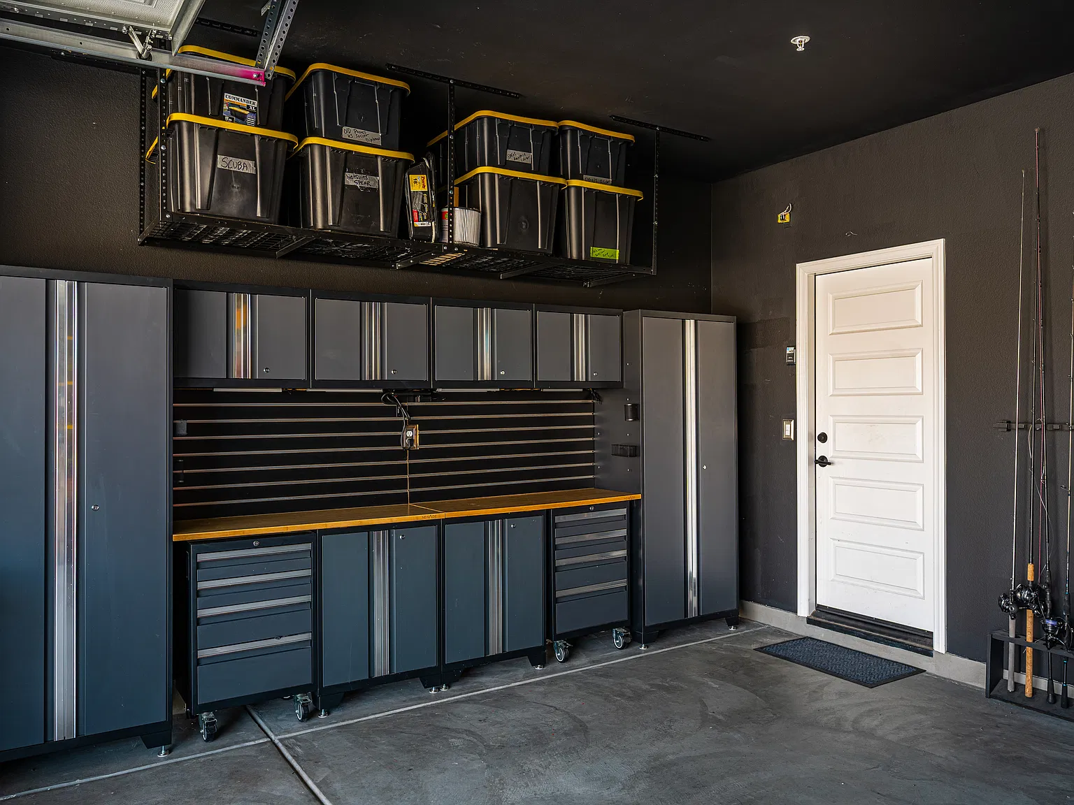 3 bed, 2.5 bath, 2307 sqft, $3,800 — Photo 3
