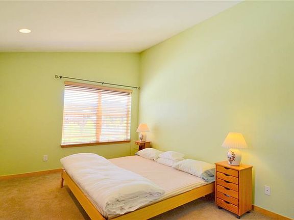 3rd image of 687 Meadow Dr #A