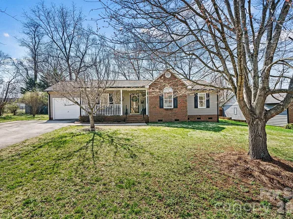 215 Towne Ct NW, Conover, NC 28613