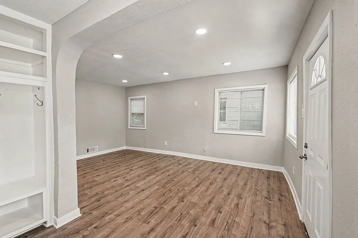 2 bed, 1.0 bath, 864 sqft, $1,300 — Photo 3