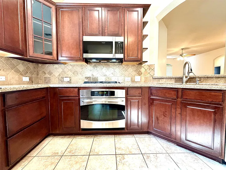 9404 Caliente Dr — Photo 4
