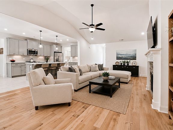 3rd image of 10 Clevedon Cir