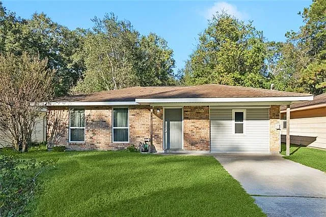 447 Magnolia St — Photo 1