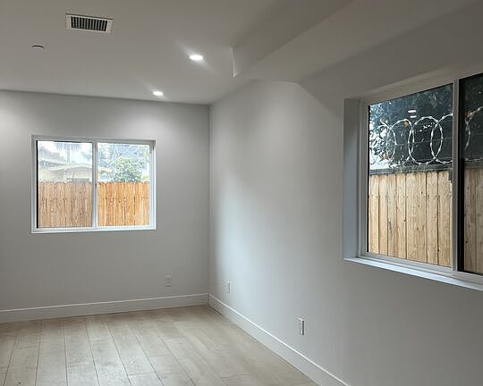 5th image of 212 E 29th St #216