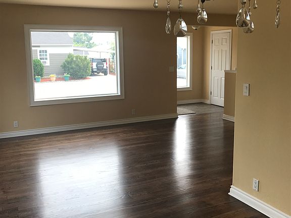 5th image of 604 Torbett St