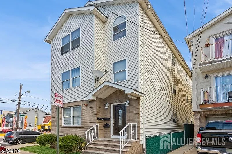 495 Catherine St #3