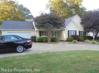 701 Oakwood Forest Ln, Kernersville, NC 27284