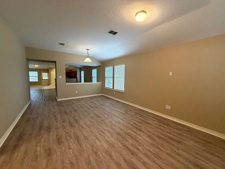 2620 Leisure Ln — Photo 2
